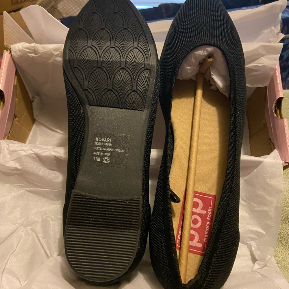 New in box women’s size 11 black dress shoes.